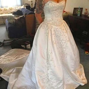 White sweetheart wedding ballgown with silver embroidery never worn size 10
